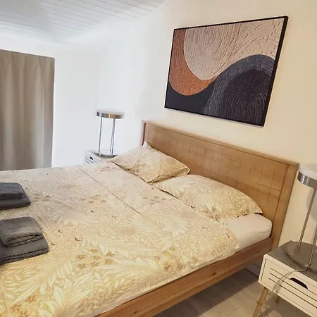 Heart Of With Free Private Parking Apartment *